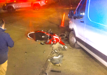 Conductor de moto herido tras choque frontal con furgón en Pudahuel