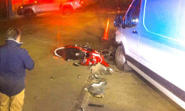 Conductor de moto herido tras choque frontal con furgón en Pudahuel