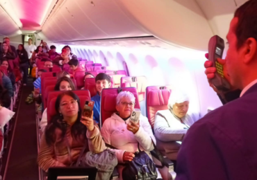 Vecinos de Pudahuel visitaron FIDEA 2024 y subieron a bordo del Boeing 787-9