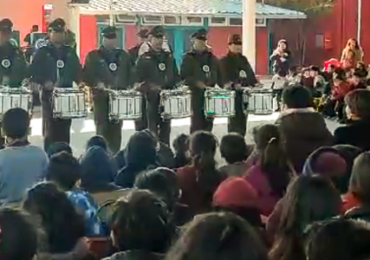 Orfeón de Carabineros lleva alegría y música a la Escuela Alexander Graham Bell de Pudahuel