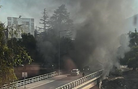 Incendio en el Puente Petersen que cruza el río Mapocho en Cerro Navia