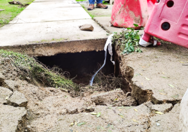 Vecinos de Cerro Navia enfrentan consecuencias de las últimas lluvias: Socavones y Ruptura de Cañerías