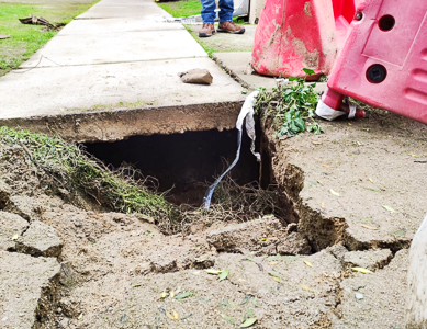 Vecinos de Cerro Navia enfrentan consecuencias de las últimas lluvias: Socavones y Ruptura de Cañerías