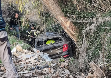 Accidente en Pudahuel rural deja dos personas lesionadas y un automóvil al interior de un canal de regadío