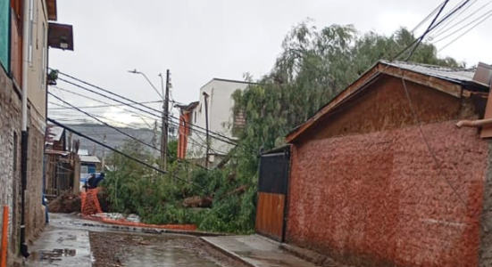 Pudahuel en alerta: Postes caídos y cables eléctricos en el suelo tras temporal