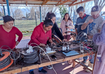 Crisis Eléctrica en Pudahuel: Un concejal y un dirigente cultural llevan generadores eléctricos a los barrios para cargar celulares