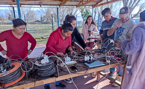 Crisis Eléctrica en Pudahuel: Un concejal y un dirigente cultural llevan generadores eléctricos a los barrios para cargar celulares