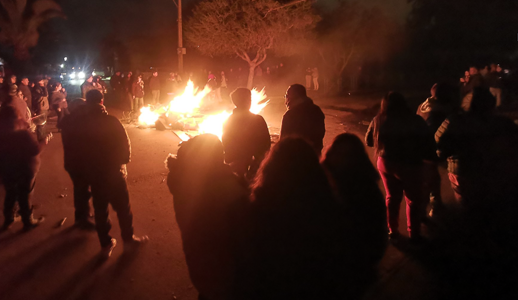 Vecinos protestan con fogatas y cánticos ante la falta de respuesta de las autoridades frente al apagón de la energía eléctrica de Pudahuel
