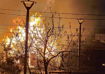 Incendio estructural destruye casa durante la emergencia climática en Pudahuel