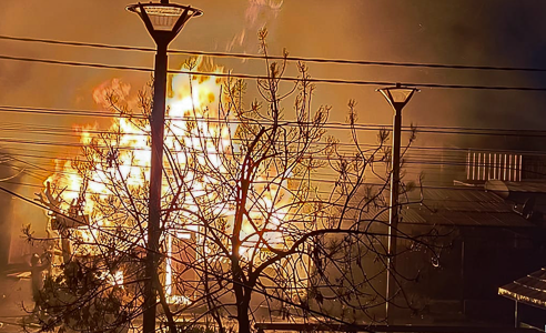 Incendio estructural destruye casa durante la emergencia climática en Pudahuel