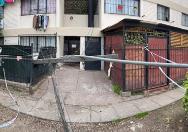 Poste caído obstaculiza el libre paso de familias en Pudahuel