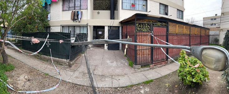 Poste caído obstaculiza el libre paso de familias en Pudahuel