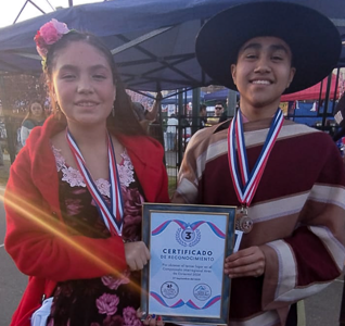Jóvenes de Pudahuel destacan en campeonato de cueca interregional en Curacaví