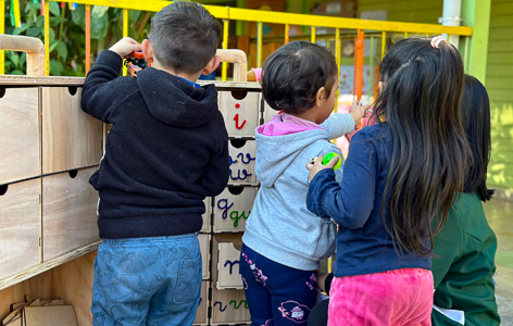 Estudiantes de Diseño Industrial de Duoc UC Transforman la Educación Infantil en el Jardín Madre Selva con Innovadores Objetos Didácticos