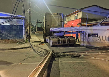 Camión derribó postes del tendido eléctrico durante la madrugada en Pudahuel