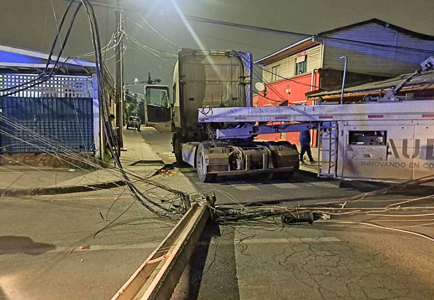 Camión derribó postes del tendido eléctrico durante la madrugada en Pudahuel