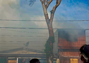 Incendio arrasa casa en Pudahuel y causó daños a propiedades colindantes