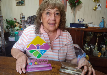 Dirigenta Comunal de Voleibol de Pudahuel premiada por gestión deportiva