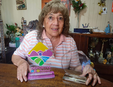 Dirigenta Comunal de Voleibol de Pudahuel premiada por gestión deportiva