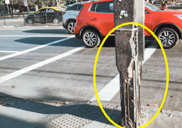 Alerta en Pudahuel: Poste en peligro de colapso amenaza seguridad en concurrida esquina de ferias y persa