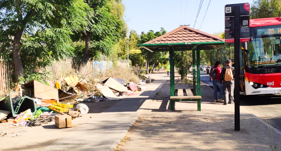 Punto crítico de basura en Pudahuel preocupa a vecinos por riesgos de incendio y seguridad