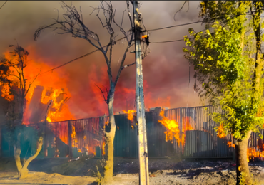 Devastador incendio en la toma Macarena Valdés de Cerro Navia: destruye 30 viviendas y deja ocho lesionado