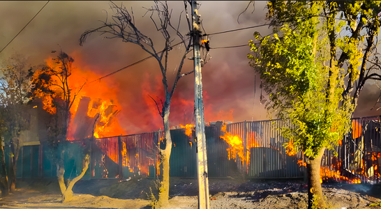 Devastador incendio en la toma Macarena Valdés de Cerro Navia: destruye 30 viviendas y deja ocho lesionado