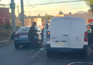Robo con intimidación en Pudahuel Norte: delincuentes roban furgón en violento portonazo