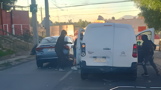 Robo con intimidación en Pudahuel Norte: delincuentes roban furgón en violento portonazo