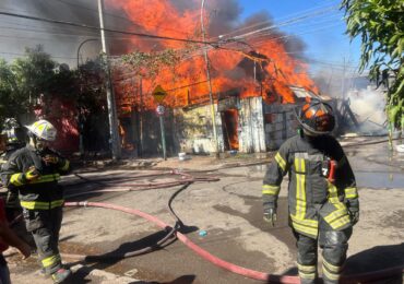 Incendio destruye viviendas y deja tres bomberos lesionados en Cerro Navia