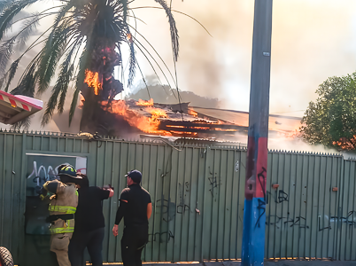 Incendio en Pudahuel deja un muerto y un herido grave