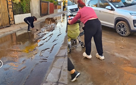 Rotura de matriz de agua potable mantiene calles y pasajes anegados desde hace días en Pudahuel