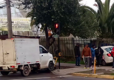 Imprudencia al volante provoca accidente en cruce de Teniente Cruz con Alinco en Pudahuel sur
