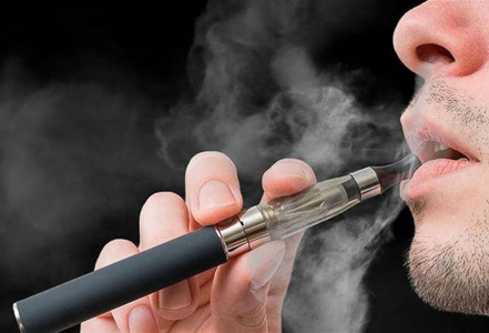 Nueva ley prohíbe venta de vapeadores con o sin nicotina a menores y regula su uso como productos de tabaco