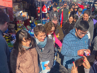 Carolina Tohá visita feria en Pudahuel a días del cierre de campaña: "Reconocemos el trabajo social y político del territorio"