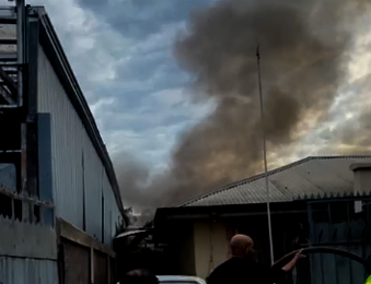 Fuego destruye bodega con materiales tóxicos en Cerro Navia y moviliza a unidad HazMat