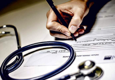 Funcionarios de Cerro Navia viajaron al extranjero con licencias médicas: Contraloría investiga a 21 empleados municipales