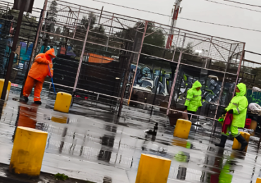Bajo la lluvia y el viento: trabajadores realizan limpieza en el Persa Teniente Cruz en Pudahuel