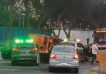 Violento robo de camión repartidor de gas en Pudahuel terminó con persecución y volcamiento