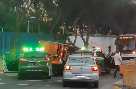 Violento robo de camión repartidor de gas en Pudahuel terminó con persecución y volcamiento