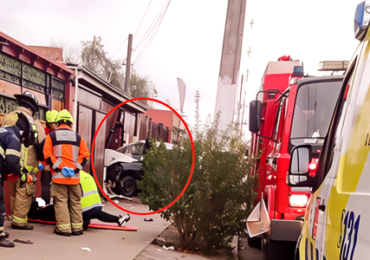 Joven herida tras choque de auto contra vivienda en avenida San Francisco, sector Lo Prado