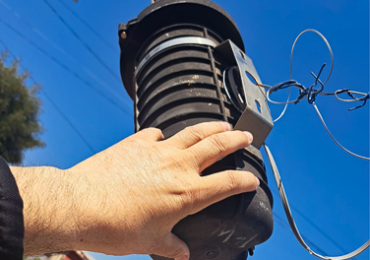 Vecinos de Santa Corina denuncian peligro por cables colgando en la vía pública en Pudahuel