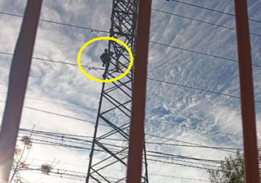 Persona sube a torre de alta tensión en Cerro Navia y amenaza con lanzarse