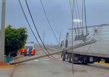 Camión derriba poste y cables y deja un sector sin electricidad y tránsito suspendido en Pudahuel