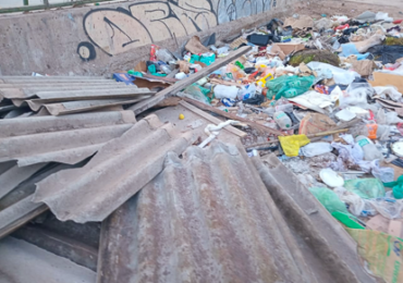 Residentes indignados por basural clandestino con asbesto a un costado del persa teniente Cruz en Pudahuel