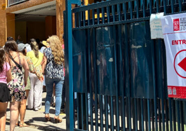 Mayor asistencia y ambiente comunitario en el Colegio Manquecura durante la jornada electoral en Pudahuel