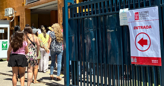 Mayor asistencia y ambiente comunitario en el Colegio Manquecura durante la jornada electoral en Pudahuel