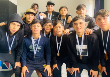 Estudiantes del Boston College La Farfana viajan a Brasil para representar a Chile en el Mundial Escolar de Futsal 2025, y dos de ellos son de Pudahuel