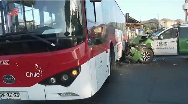 Dos carabineros lesionados tras colisión entre patrulla policial y bus del Sistema Red en Pudahuel