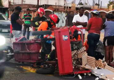 Triciclo de carga con huevos volcó tras colisión con automóvil en Pudahuel: conductor herido